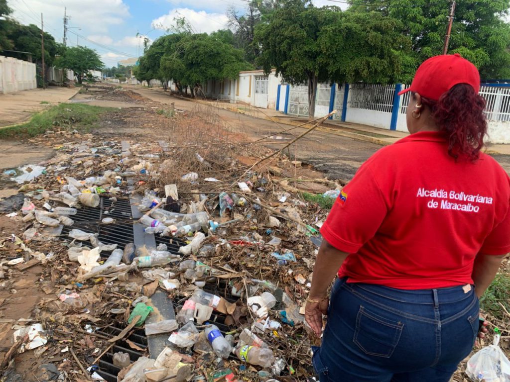 Intensifican acciones de mantenimiento de drenajes y alcantarillas en comunidades marabinas <br> 2 IMG 20251104 WA0226