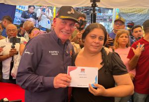 Alcalde Di Martino entrega ayudas a comerciantes afectados por incendio en “Callejón de los Pobres” 4 WhatsApp Image 2026 04 09 at 8.24.15 PM