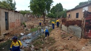 Alcaldía de Maracaibo limpia tramo Brisas del Sur de cañada La Arreaga 3 WhatsApp Image 2026 04 13 at 3.15.06 PM