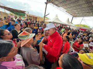 Gobernador Luis Caldera entrega 840 cilindros de gas a cuatro comunas de Maracaibo 3 WhatsApp Image 2026 06 15 at 9.43.53 PM