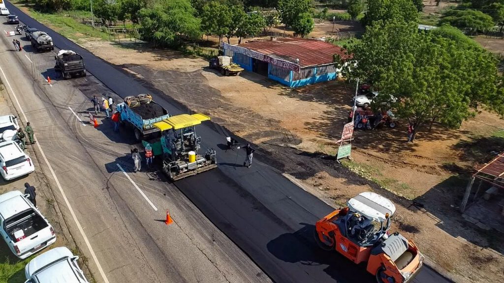 Gobernador Luis Caldera y vicepresidente sectorial de Obras Públicas activan segundo frente de trabajo de asfaltado en la Lara-Zulia 5 WhatsApp Image 2026 08 19 at 9.14.51 PM 1