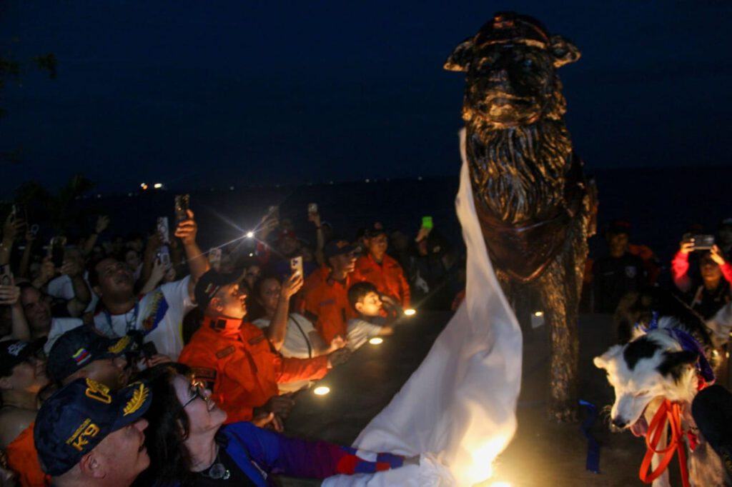 Héroe canino: Tsunami recibió merecido homenaje con monumento en su nombre 5 WhatsApp Image 2026 09 16 at 9.32.55 PM