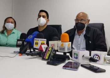 Gobernador Cosme Arzolay junto a la directiva de Gasmaca.