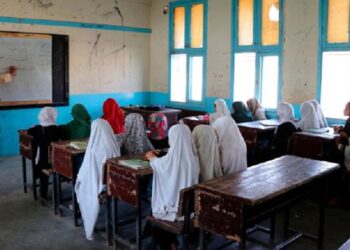 Talibanes permitirán a niñas regresar a las escuelas