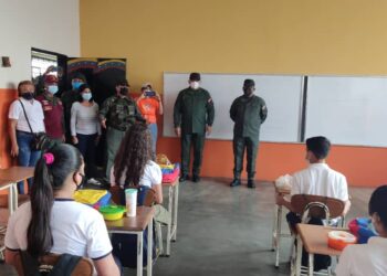 El Comandante de la Zodi Monagas realizó recorrido por las aulas de clases.