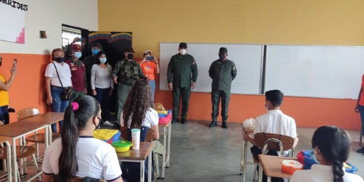 El Comandante de la Zodi Monagas realizó recorrido por las aulas de clases.