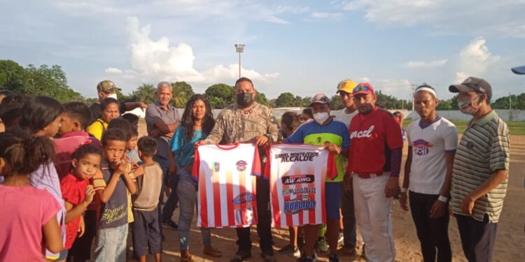 Candidato Monteverde dota de uniformes a equipo de fútbol de Cedeño en Monagas 1 Daniel Monteverde continúa fomentando el deporte en Cedeño.