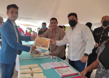 Eduardo Luna hizo entrega de reconocimiento al joven Eduardo Rondón.