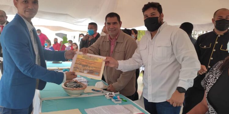 Eduardo Rondón recibió reconocimiento por crear escudo y bandera del municipio Sotillo en Monagas 1 Eduardo Luna hizo entrega de reconocimiento al joven Eduardo Rondón.