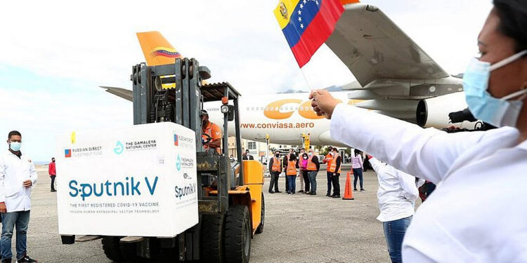 430.000 nuevas dosis de vacuna Sputnik-V llegan este lunes al país 1 El cargamento enviado por Rusia forma parte de los acuerdos bilaterales establecidos entre Rusia y Venezuela.