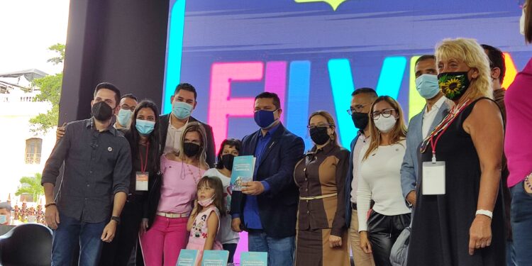 Diputado Carlos Sierra presentó su libro “Comunicación para la Defensa de la Verdad en Venezuela” 1 Bautizo del libro Comunicación para la defensa de la verdad en Venezuela. Foto: Julio Oliveros.