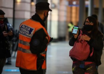 AME9755. BUENOS AIRES (ARGENTINA), 22/05/2021.- Miembros de la policía controlan la circulación de personas hoy, en Buenos Aires (Argentina). Este sábado comienza en Argentina el primer día de confinamiento estricto dictado por el gobierno para intentar bajar los contagios de la Covid-19. EFE/ Juan Ignacio Roncoroni