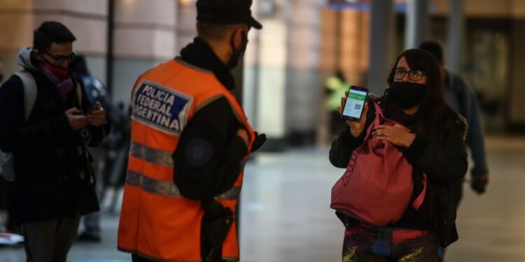 Argentina dicta cuarentena obligatoria para viajeros de África 1 AME9755. BUENOS AIRES (ARGENTINA), 22/05/2021.- Miembros de la policía controlan la circulación de personas hoy, en Buenos Aires (Argentina). Este sábado comienza en Argentina el primer día de confinamiento estricto dictado por el gobierno para intentar bajar los contagios de la Covid-19. EFE/ Juan Ignacio Roncoroni