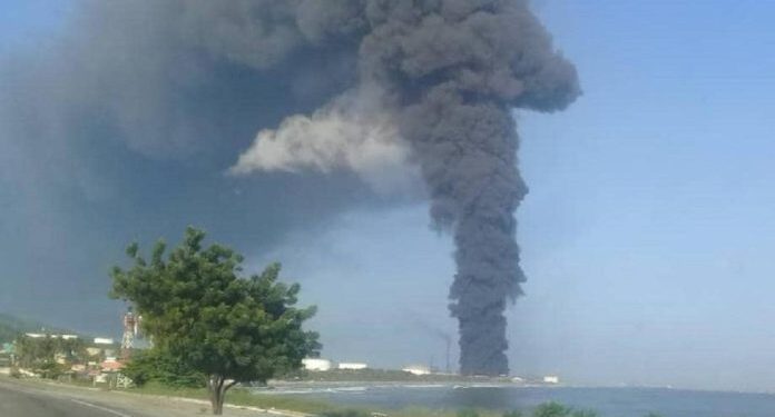 ALERTA En Puerto Cabello por incendio en la refinería El Palito 1 Humo 1 696x470 1