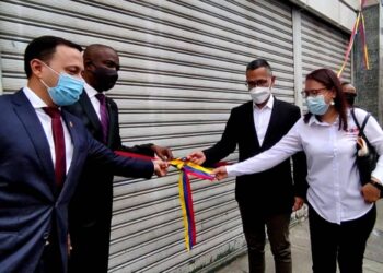 Autoridades presentes en la inauguración del mural “Bolívar y Petión”.