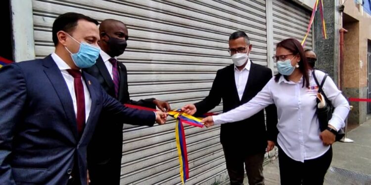 Inauguran mural Bolívar y Petión en la Escuela Técnica de Artes “José Ignacio Cabrujas” 1 Autoridades presentes en la inauguración del mural “Bolívar y Petión”.