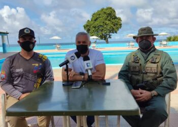 Ministro de turismo Alí Padrón junto a autoridades militares de La Guaira.