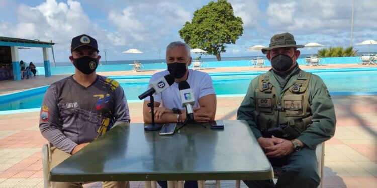 Fitven 2021 contará con seis países invitados 1 Ministro de turismo Alí Padrón junto a autoridades militares de La Guaira.