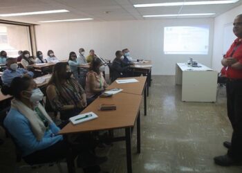 Trabajadores del SEN reciben inducción para el trato a personas especiales