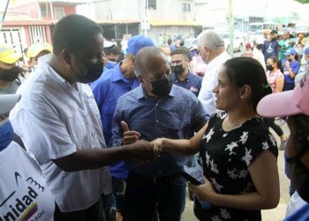 Candidatos de oposición continúan en las calles