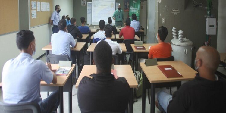 Trabajadores de Corpoelec inician capacitación en Redes de Distribución 1 Trabajadores de Corpoelec inician capacitación en Redes de Distribución