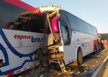 Los buses impactaron de frente