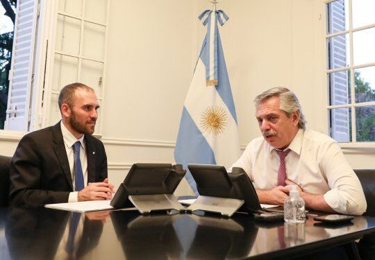 Presidente de Argentina llama al diálogo para encarar el “escollo” de acordar con el FMI 1 alberto telefono fmijpg