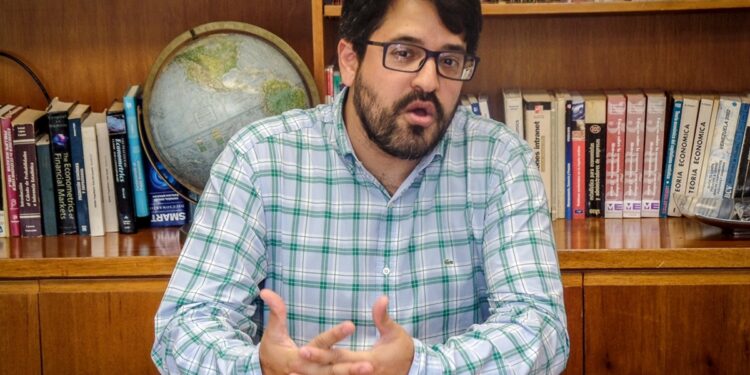 Asdrúbal Oliveros: Las empresas deben invertir en tecnología energética 1 Economista Asdrúbal Oliveros.
