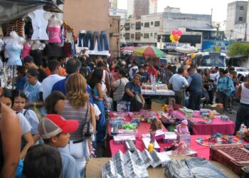 Aceras caraqueñas llenas de vendedores informales.
