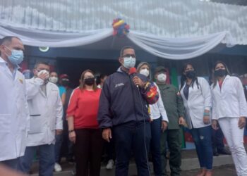 Autoridades civiles y militares realizaron la entrega del consultorio popular rehabilitado.