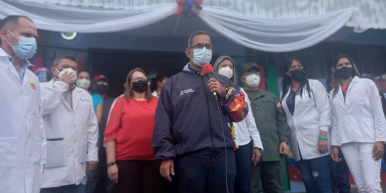 Autoridades civiles y militares realizaron la entrega del consultorio popular rehabilitado.