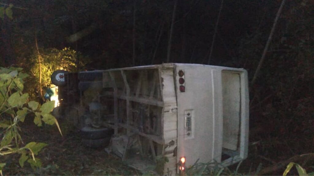 dos muertos y 14 heridos deja volcamiento de autobus en carabobo