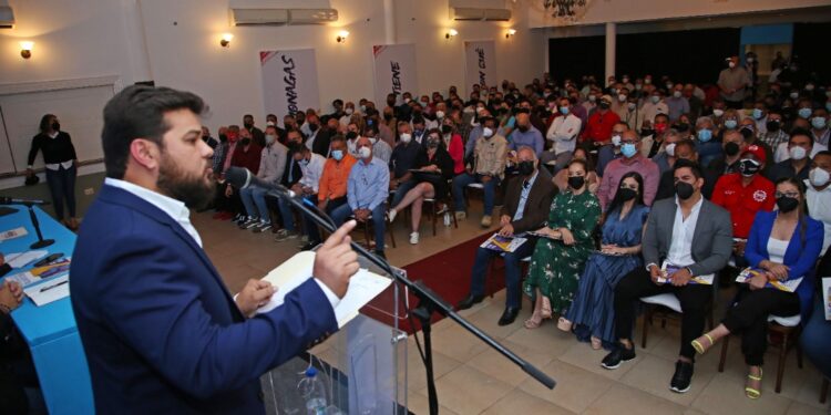 Ernesto Luna y Ana Fuentes promueven la confianza con empresarios en pro del desarrollo económico en Monagas 1 Encuentro de empresarios monaguenses con líderes y candidatos de la revolución.