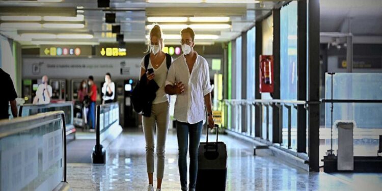 Europa suspende entrada de viajeros de Sudáfrica por nueva variante de COVID-19 1 Restringes viajes a turistas africanos