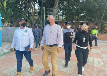 Ministro Alí Padrón supervisando las instalaciones  del  Círculo Militar "Puerto Nuevo mamo" en La Guaira.