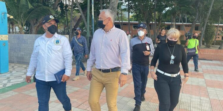 La Guaira se prepara para la FitVen 2021 1 Ministro Alí Padrón supervisando las instalaciones  del  Círculo Militar "Puerto Nuevo mamo" en La Guaira.