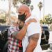 ¡Entérate! del ostentoso regalo que le dio el actor Dwayne Johnson “La Roca” a un fan 10 El regalo se trató de una camioneta personalizada valorada en 150.000 euros.