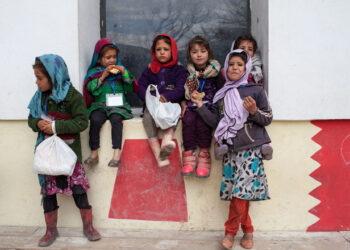 Tras la desesperante situación económica que viven las familias en  Afganistán venden a sus niñas pequeñas.