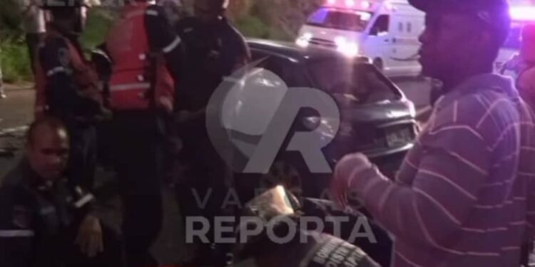 Tres heridos fue el saldo del accidente ocurrido la noche del viernes en la autopista Caracas-La Guaira. Foto: Vargas reporta.