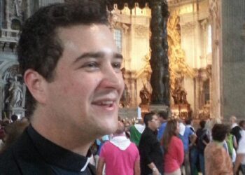 Acusado de robar las donaciones para hacer orgias gay