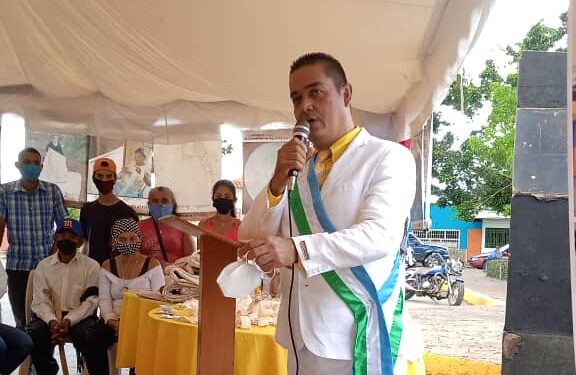 Juramentación del alcalde del municipio Aguasay, Eduardo Maurera.