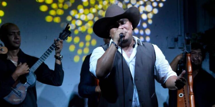 El cantante valenciano de música llanera promociona actualmente la producción con la que dedica un sentido homenaje al desaparecido Carlos Guevara.