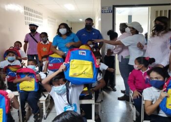 Más de 2 mil 350 estudiantes fueron dotados de bolsos, uniformes y calzados