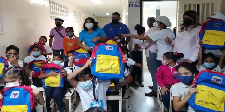 Más de 2 mil 350 estudiantes fueron dotados de bolsos, uniformes y calzados