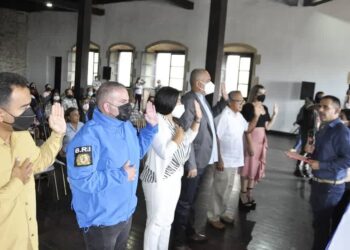 Gobernador Terán frente a parte de su tren ejecutivo.