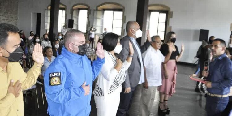 Gobernador Terán frente a parte de su tren ejecutivo.