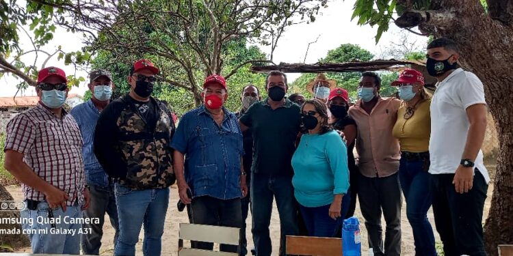 Presidente de Confagan entregó vacunas contra la aftosa al sur de Monagas 1 Presidente Nacional de Confagan, José Agustín Campos junto a productores y campesinos de Monagas.