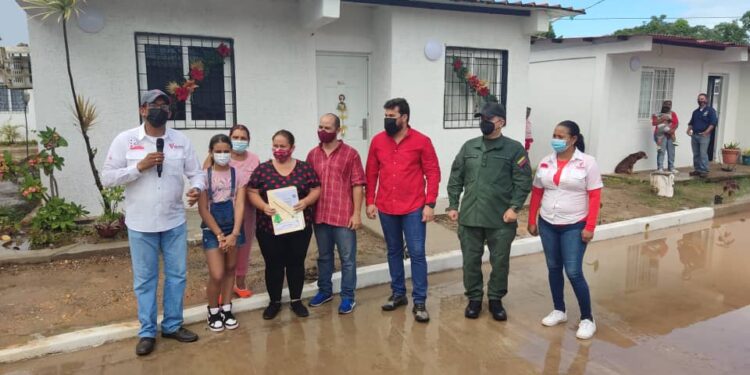 Gobierno de Monagas y GMVV entregan 25 soluciones habitacionales en Maturín 1 El ministro Villarroel, junto al Gobernador Luna y el General Pérez Mota hicieron entrega de las viviendas en Monagas.
