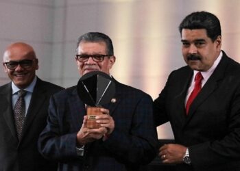 Maduro lamenta partida física del diputado Earle Herrera