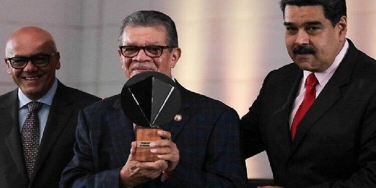 Maduro lamenta partida física del diputado Earle Herrera